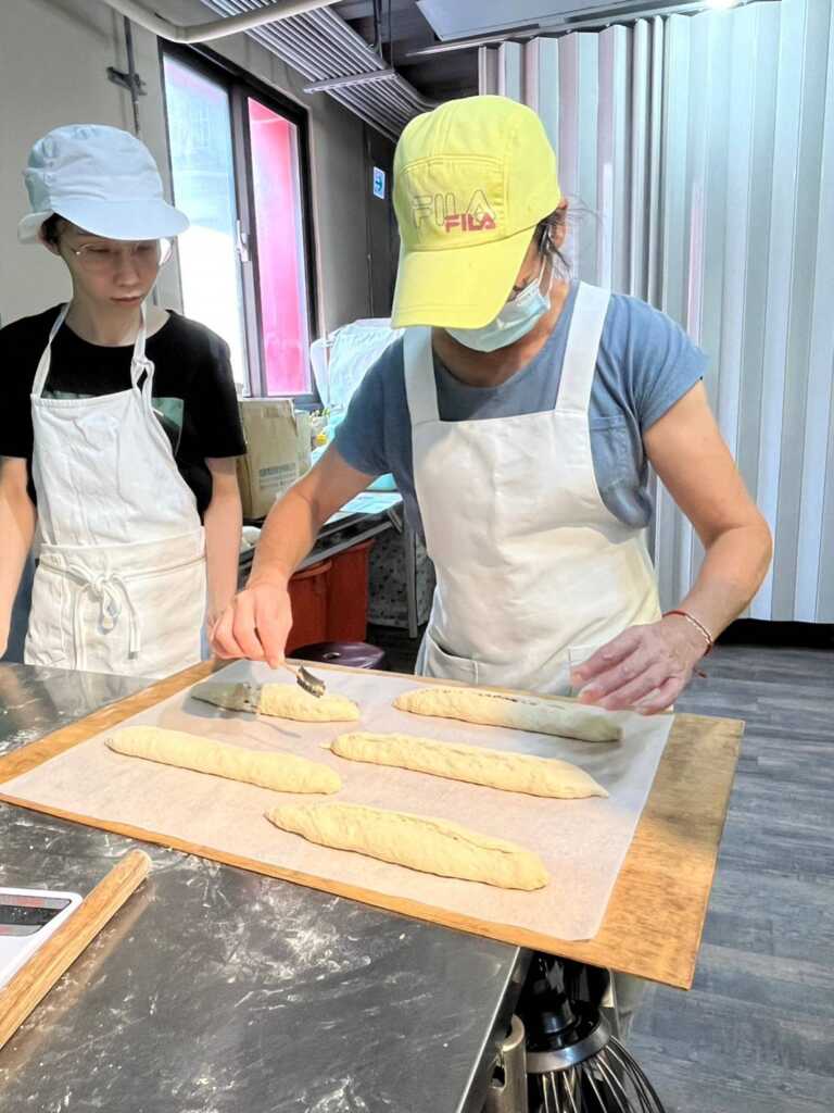 ▲惠如利用下班時間參加產投精進烘焙技能。（中彰投分署提供）